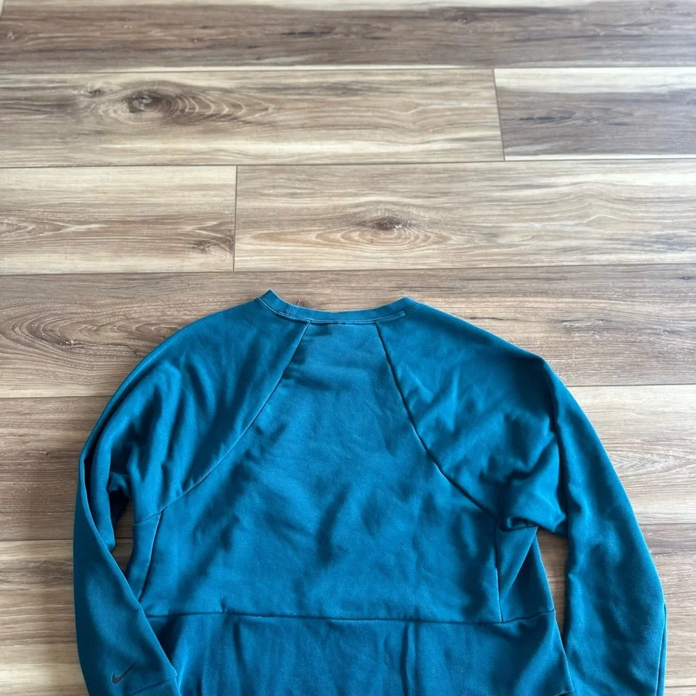 Nike dri fit womens cropped crewneck size small